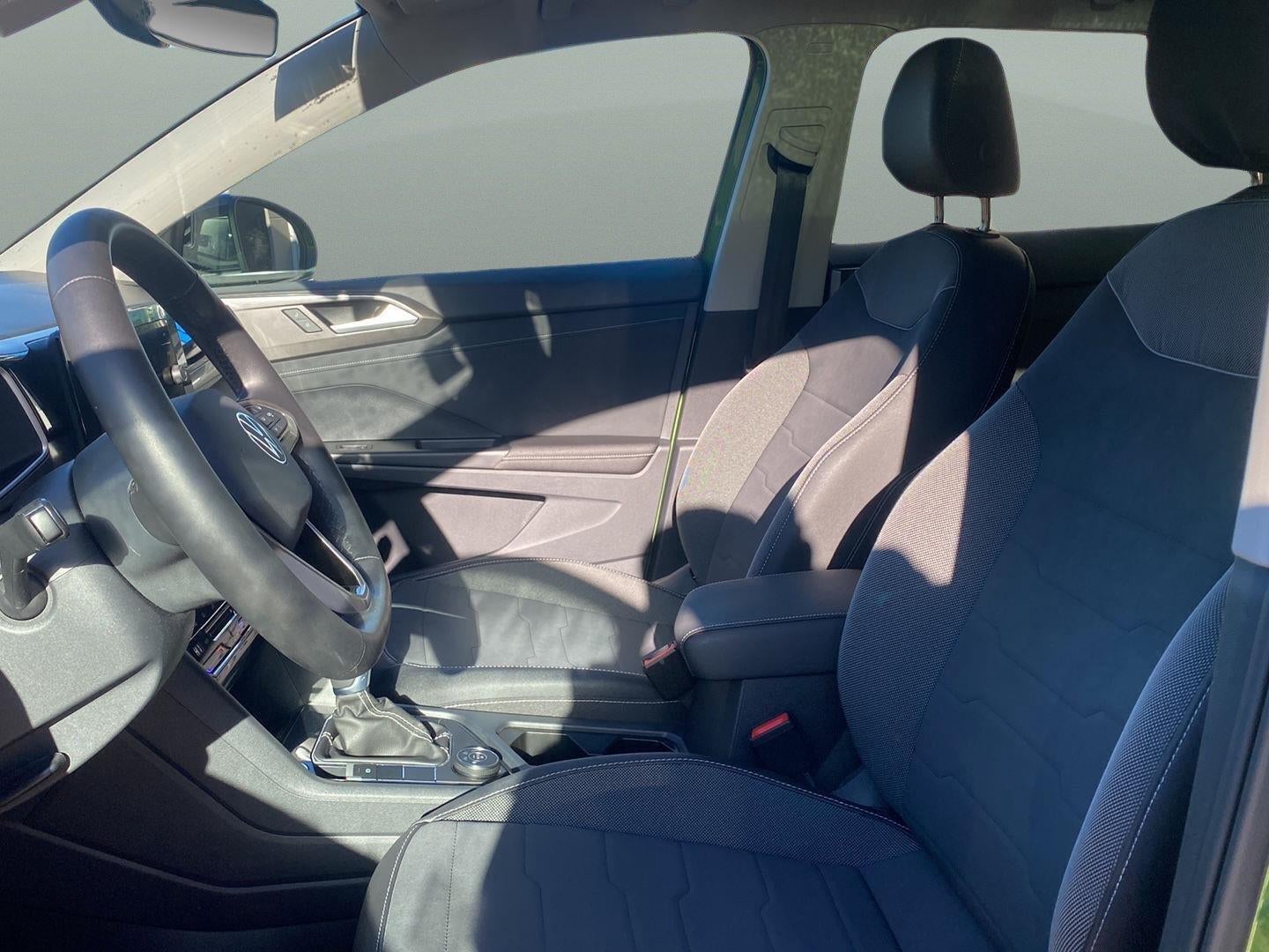 2025 Volkswagen Taos SE Black