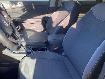 2025 Volkswagen Taos SE Black