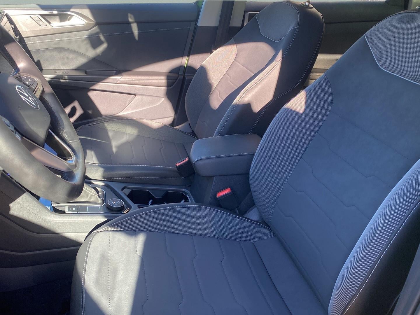 2025 Volkswagen Taos SE Black