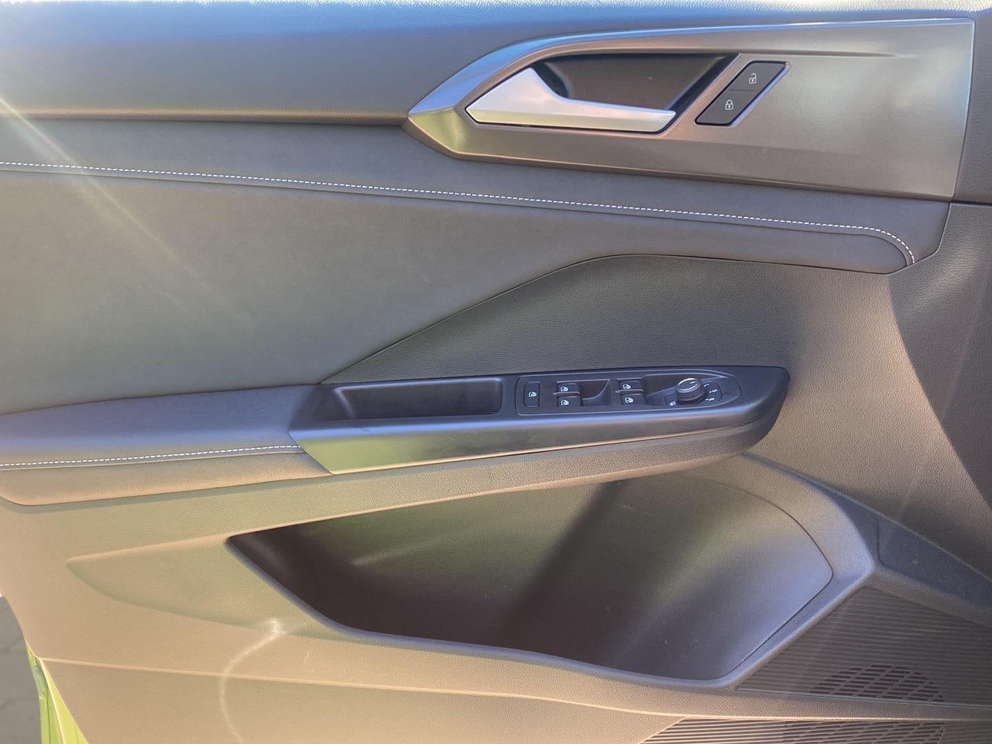 2025 Volkswagen Taos SE Black
